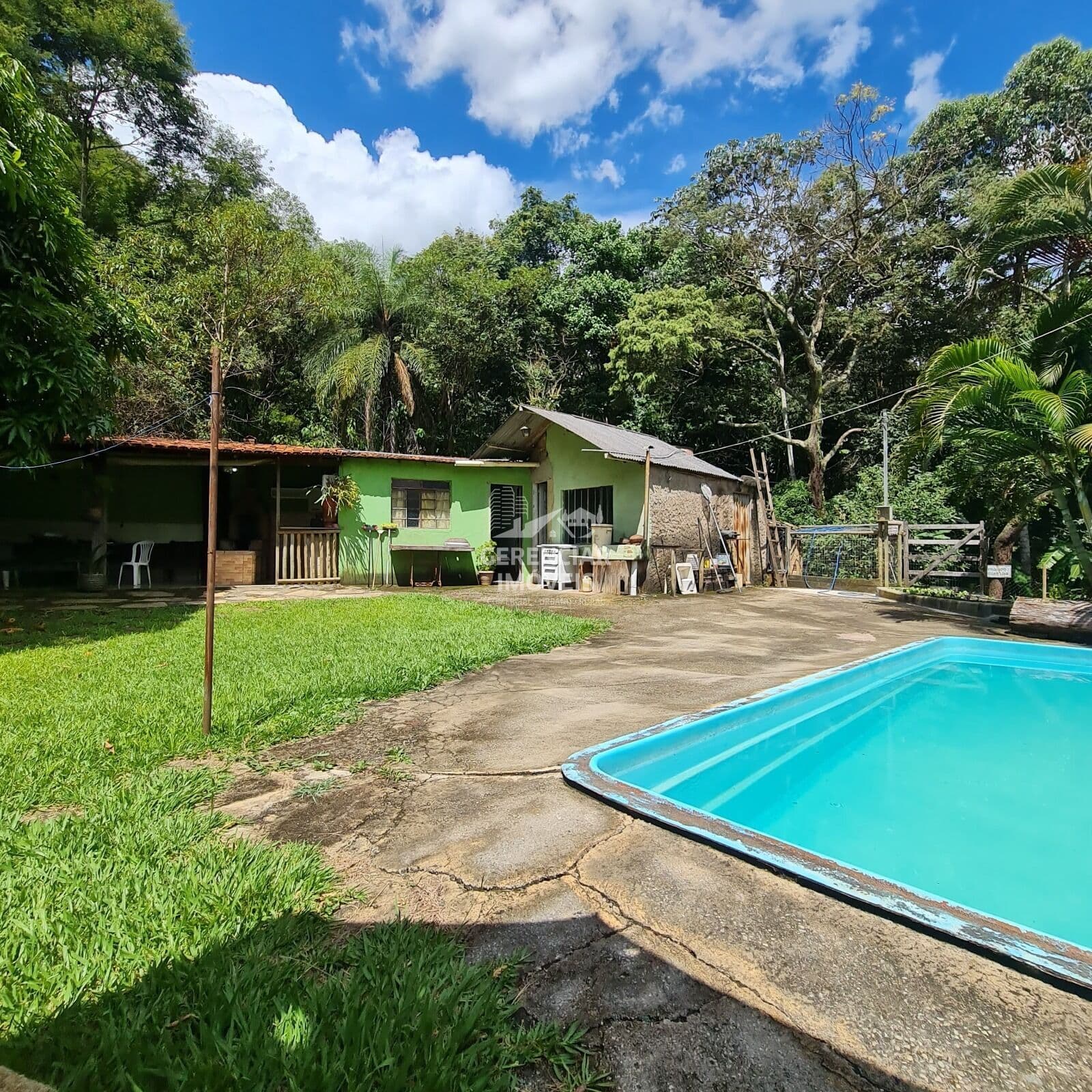 Chácara 1.515 m² toda cercada com lagoa natural nos fundos Itatiaiuçu/MG