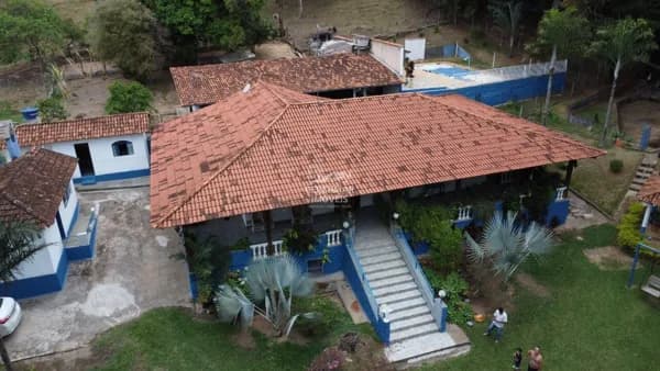 Fazenda 5 hectares rica em água e pasto com casarão colonial e edículas em Itaguara!