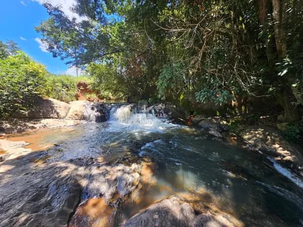 Fazenda com lagoa e vista para cachoeira em Juatuba