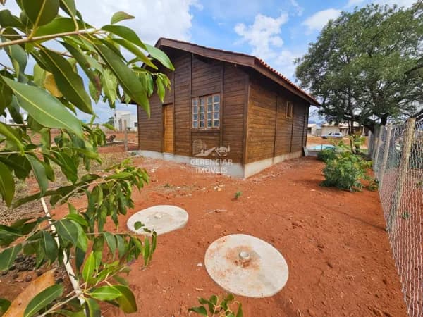 Chácara com casa nova, piscina e localização privilegiada!