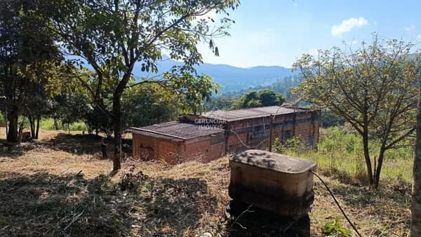 Chácara 5.000m² com pomar variado, vista linda e casa inacabada em Itatiaiuçu!