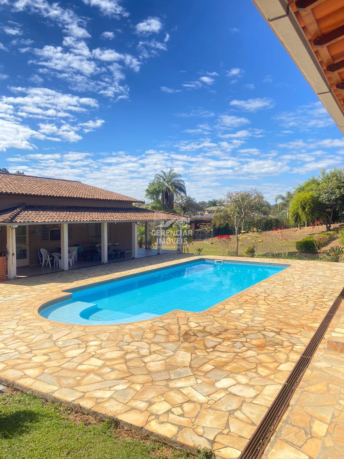 Chácara 5.000m² com casa colonial , piscina, sala de jogos, pomar frutífero , chácara toda gramada em Sete Lagoas!