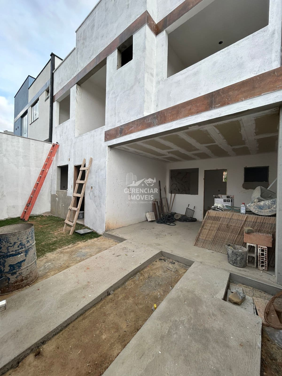 Casa Duplex á Venda com 02 Quartos, Área Externa com Ótima Localização em Monte Verde- Betim!