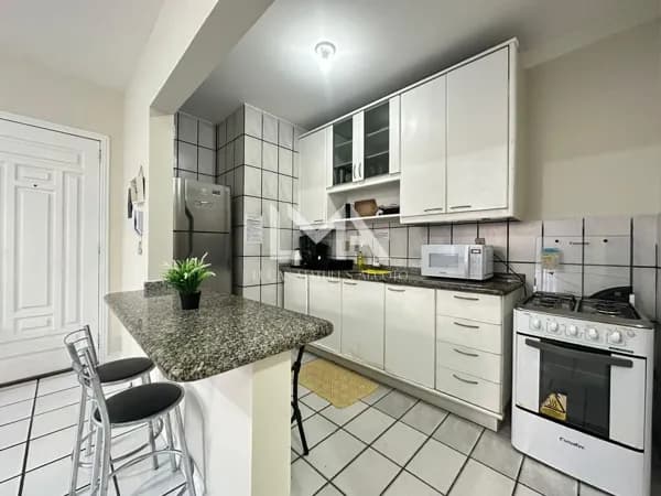 APARTAMENTO QUADRA MAR COM 2 QUARTOS NA MEIA PRAIA