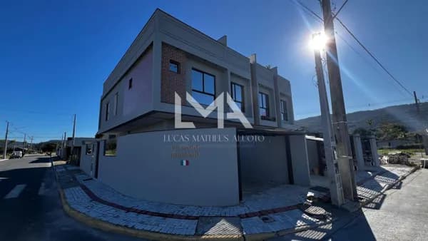SOBRADO TRIPLEX COM 2 SUÍTES E TERRAÇO NO ROOFTOP A VENDA EM ITAPEMA