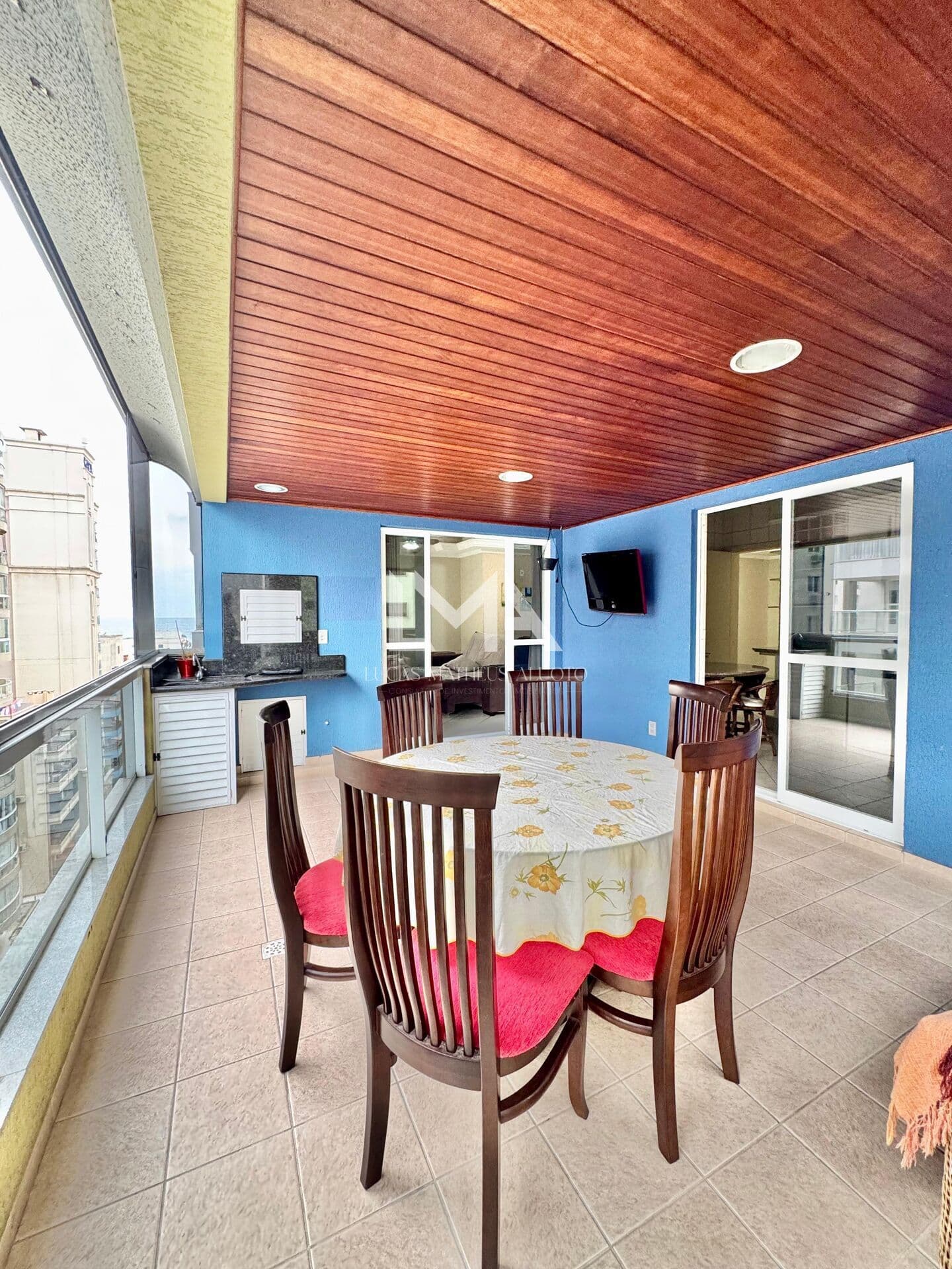APARTAMENTO COM 4 QUARTOS E 2 VAGAS NA MEIA PRAIA!