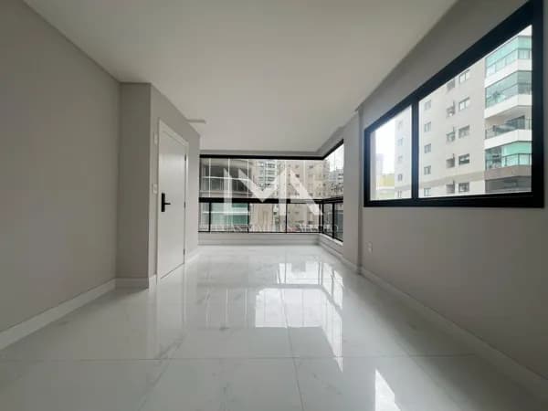 APARTAMENTO DE 3 SUÍTES NOVO, APENAS 1 POR ANDAR NA MEIA PRAIA