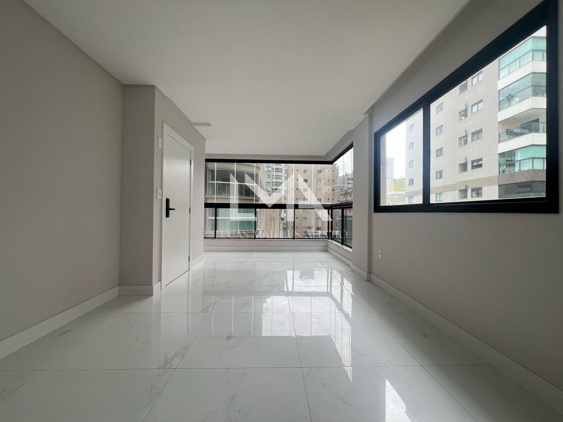 APARTAMENTO DE 3 SUÍTES NOVO, APENAS 1 POR ANDAR NA MEIA PRAIA