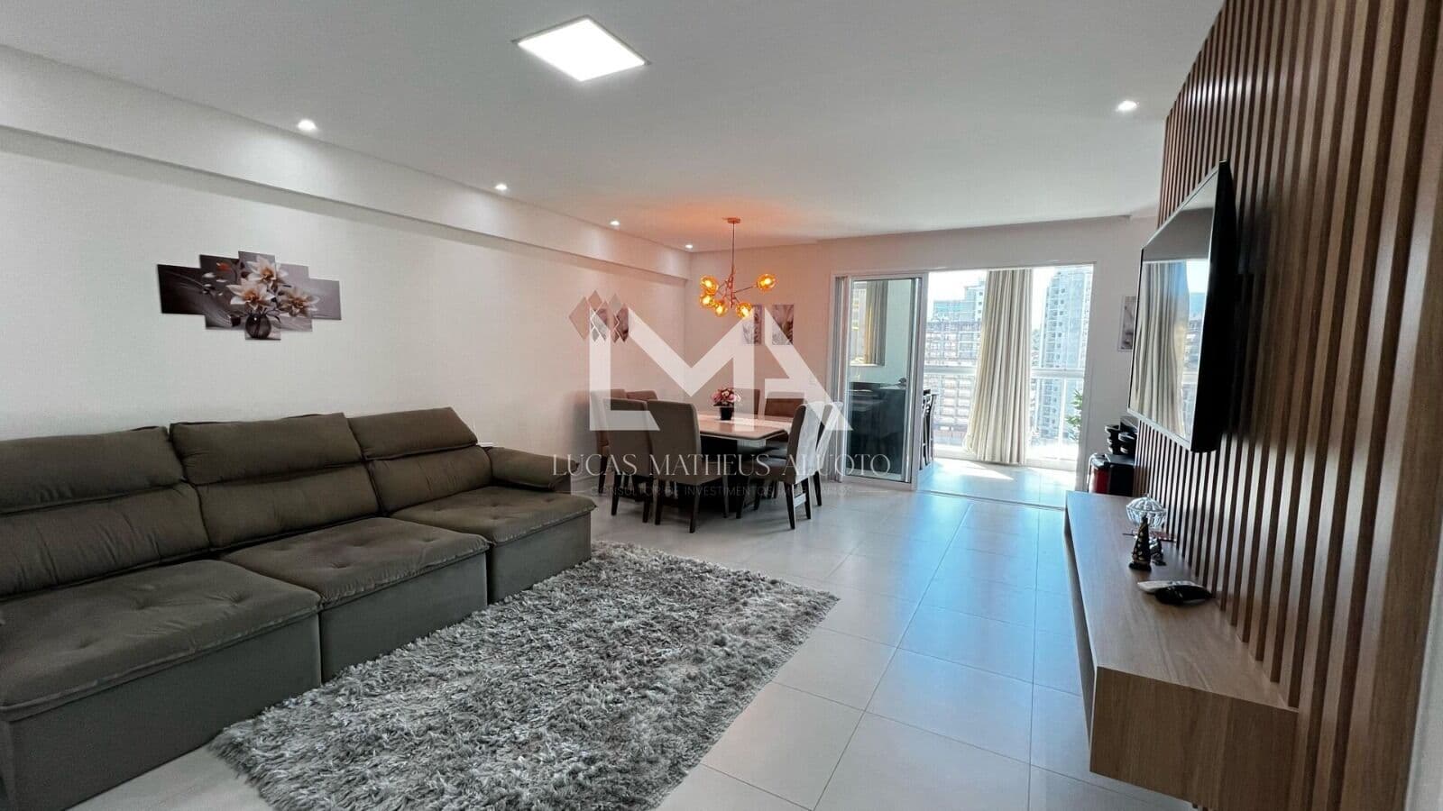 AMPLO APARTAMENTO DE 3 SUÍTES, ANDAR ALTO NA MEIA PRAIA!