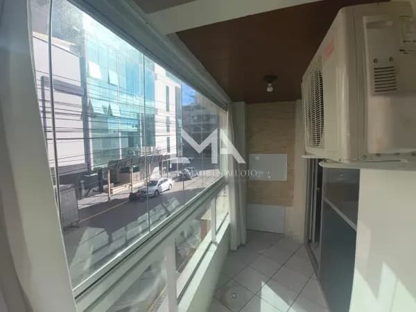 APARTAMENTO AMPLO PERTINHO DO MAR NA MEIA PRAIA! OPORTUNIDADE!