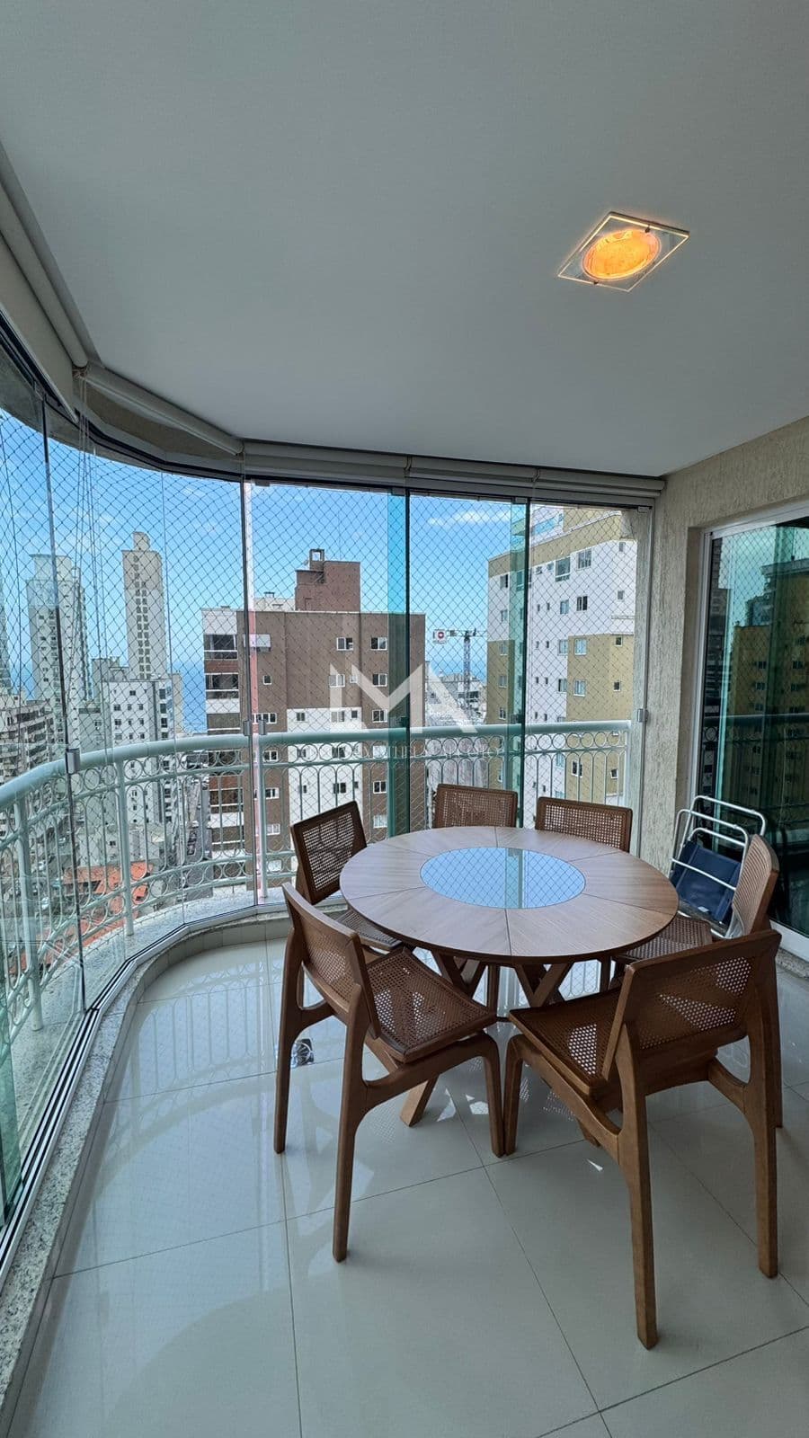 APARTAMENTO COM 3 SUÍTES E 3 VAGAS NO CORAÇÃO DA MEIA PRAIA