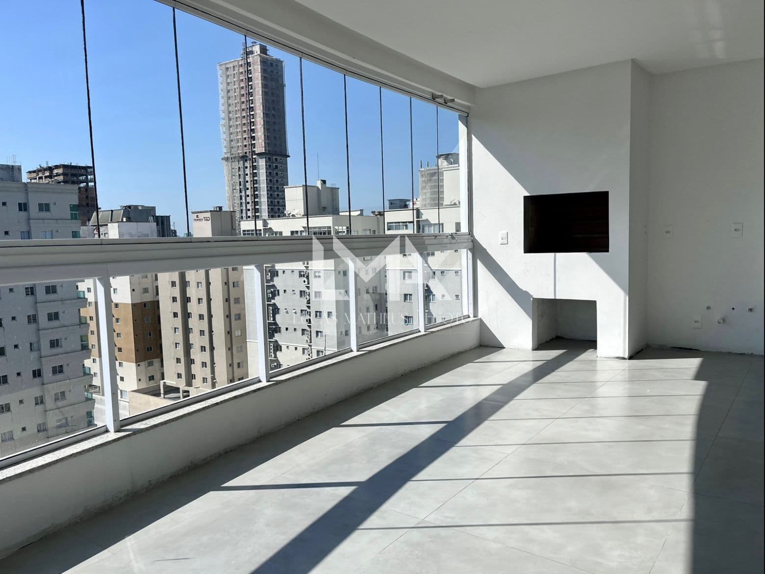 AMPLO 3 SUÍTES FRENTE 2°AVENIDA NA MEIA PRAIA