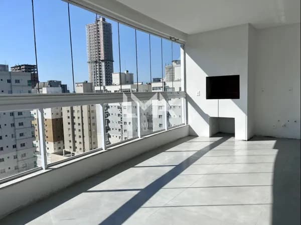 AMPLO 3 SUÍTES FRENTE 2°AVENIDA NA MEIA PRAIA