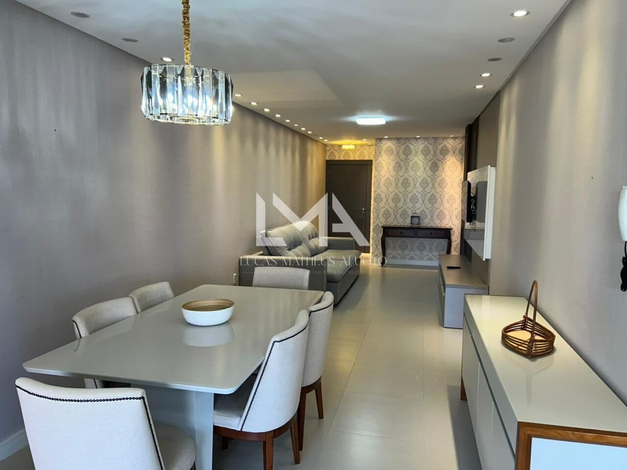 APARTAMENTO 3 SUÍTES E 2 VAGAS MOBILIADO! LOCAÇÃO ANUAL