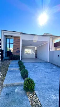 LINDA CASA COM 3 QUARTOS E PISCINA EM TIJUCAS