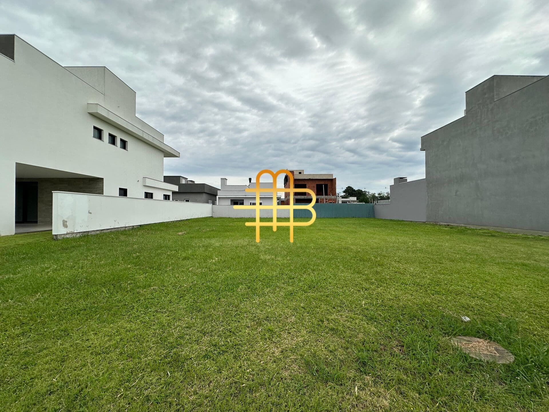 Terreno plano e projeto de casa com 3 suítes à venda no condomínio Terras Alpha Gravataí