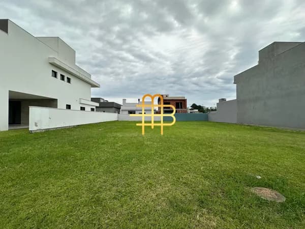 Terreno plano e projeto de casa com 3 suítes à venda no condomínio Terras Alpha Gravataí