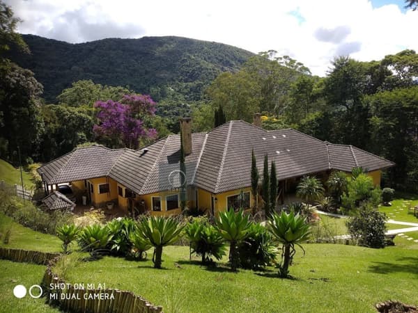 Belíssima casa em Condomínio para Locação em Teresópolis.