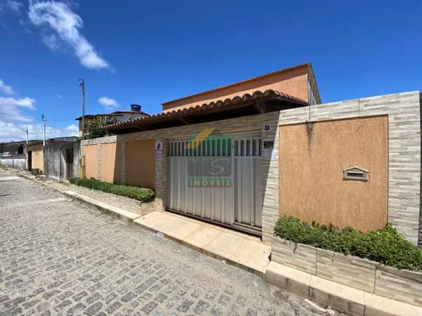 Casa espaçosa com 2/4 sendo 01 suíte