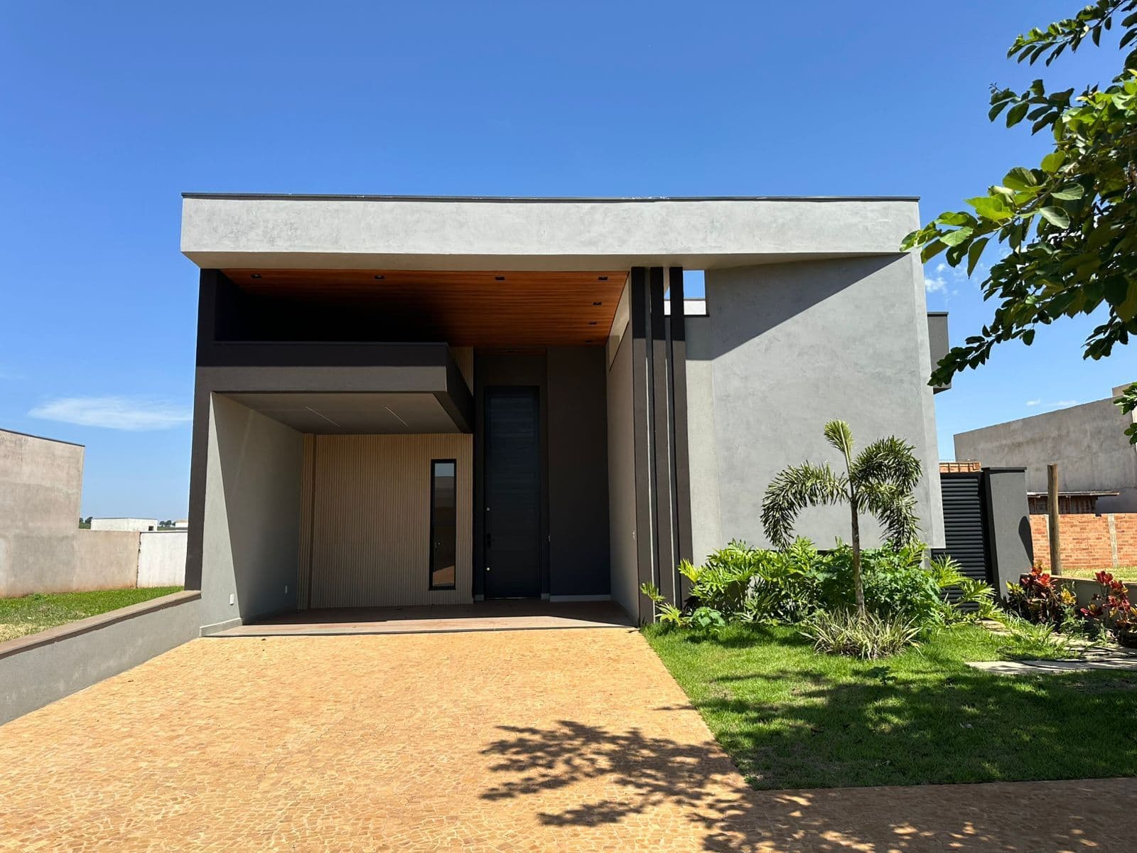 Casa nova com 3 suítes e área de lazer completa no Portal Aroeira