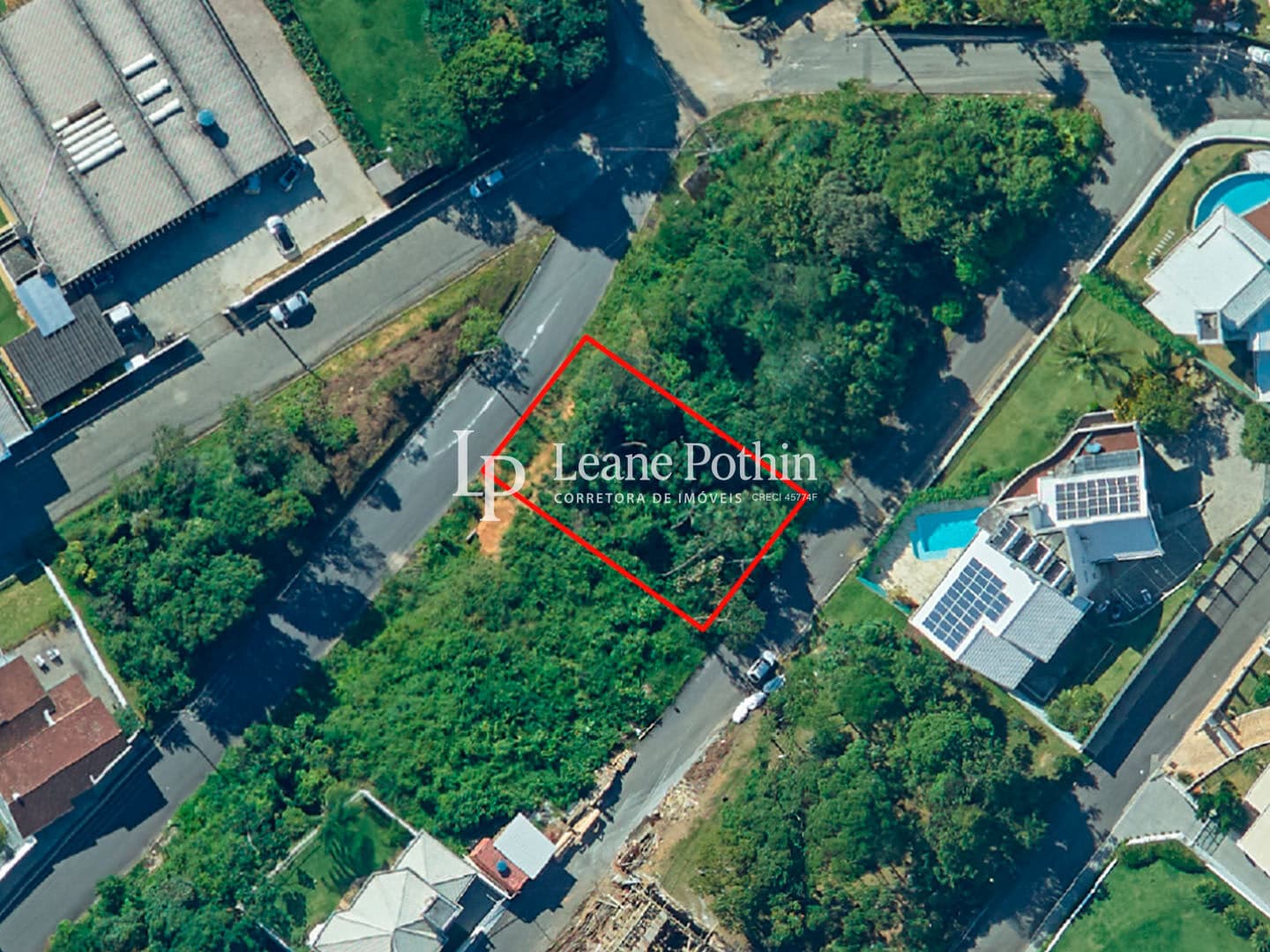 Terreno 487m² | Divisa com Centro
