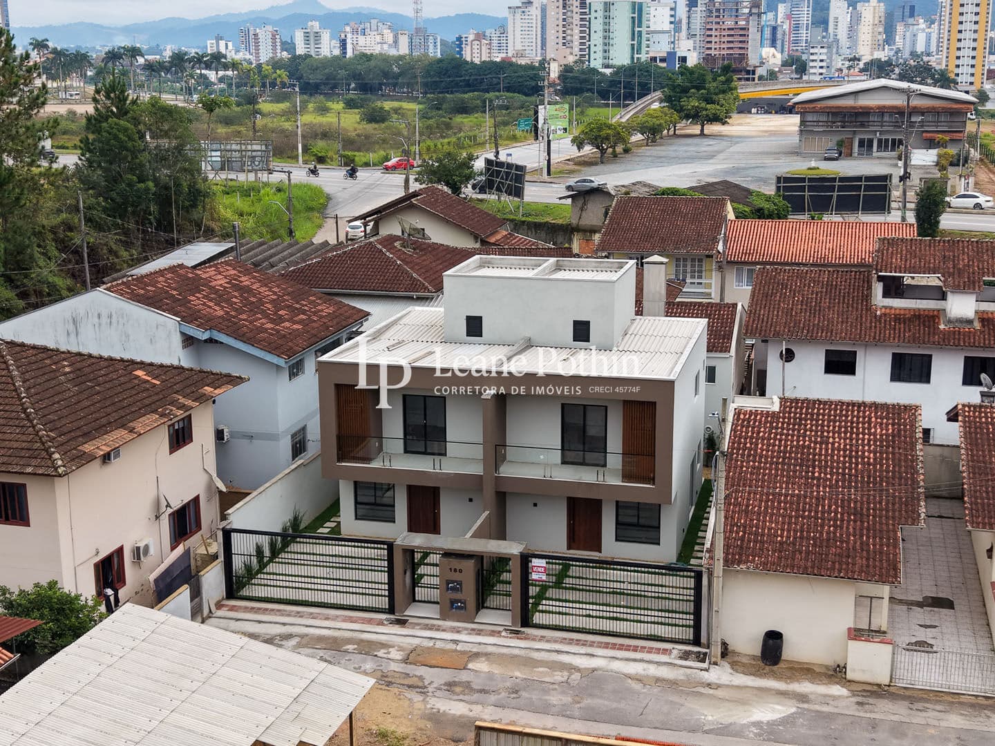 Casa Geminada | 3 Dormitórios (1 Suíte + 2 Demi) | Centro II - Brusque