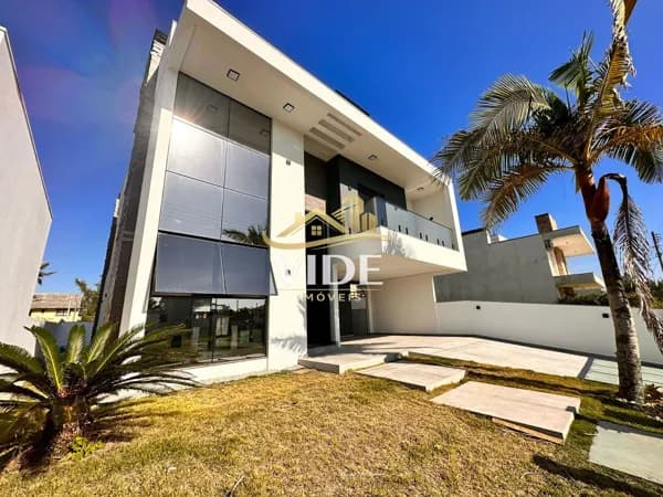 Casa Alto Padrão, com 4 Dormitórios e Piscina na Rua do Camarão, Bellatorres
