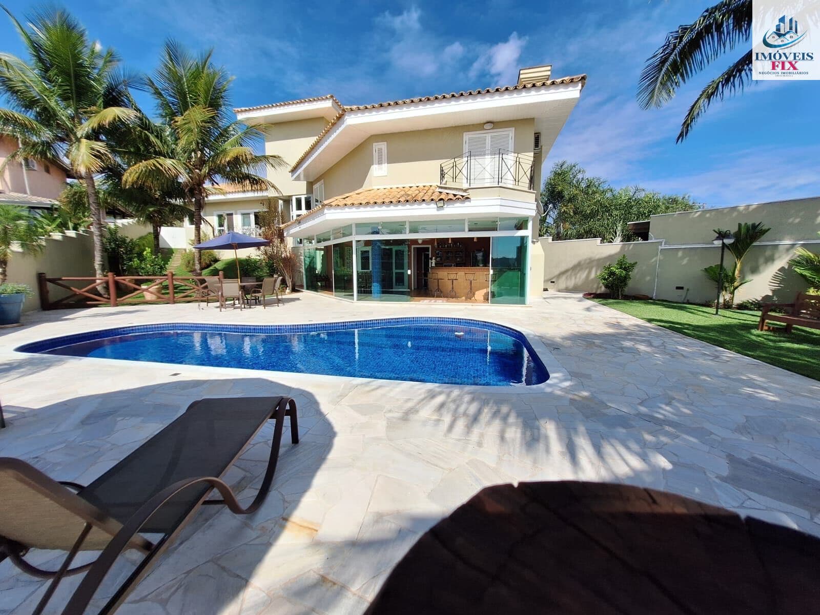 Residência Exclusiva Assinada por Mauro Sacchi com Piscina, Sauna e 1.000m² de Terreno