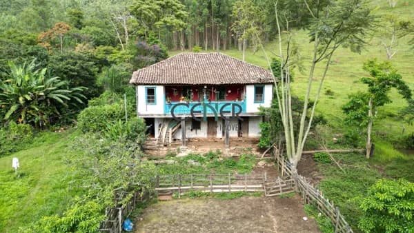 Linda Fazenda com Sede Centenária e Cachoeira à Venda em Lafaiete MG