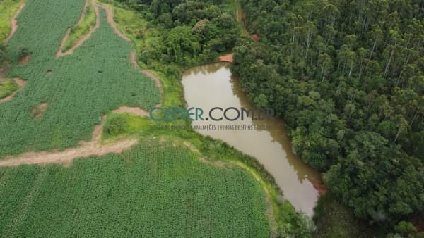 Terreno com excelente localização às margens da MG 383, atravessando a propriedade por 1.100 metros, ao lado do distrito/bairro Alto do Maranhão, no município de Congonhas.