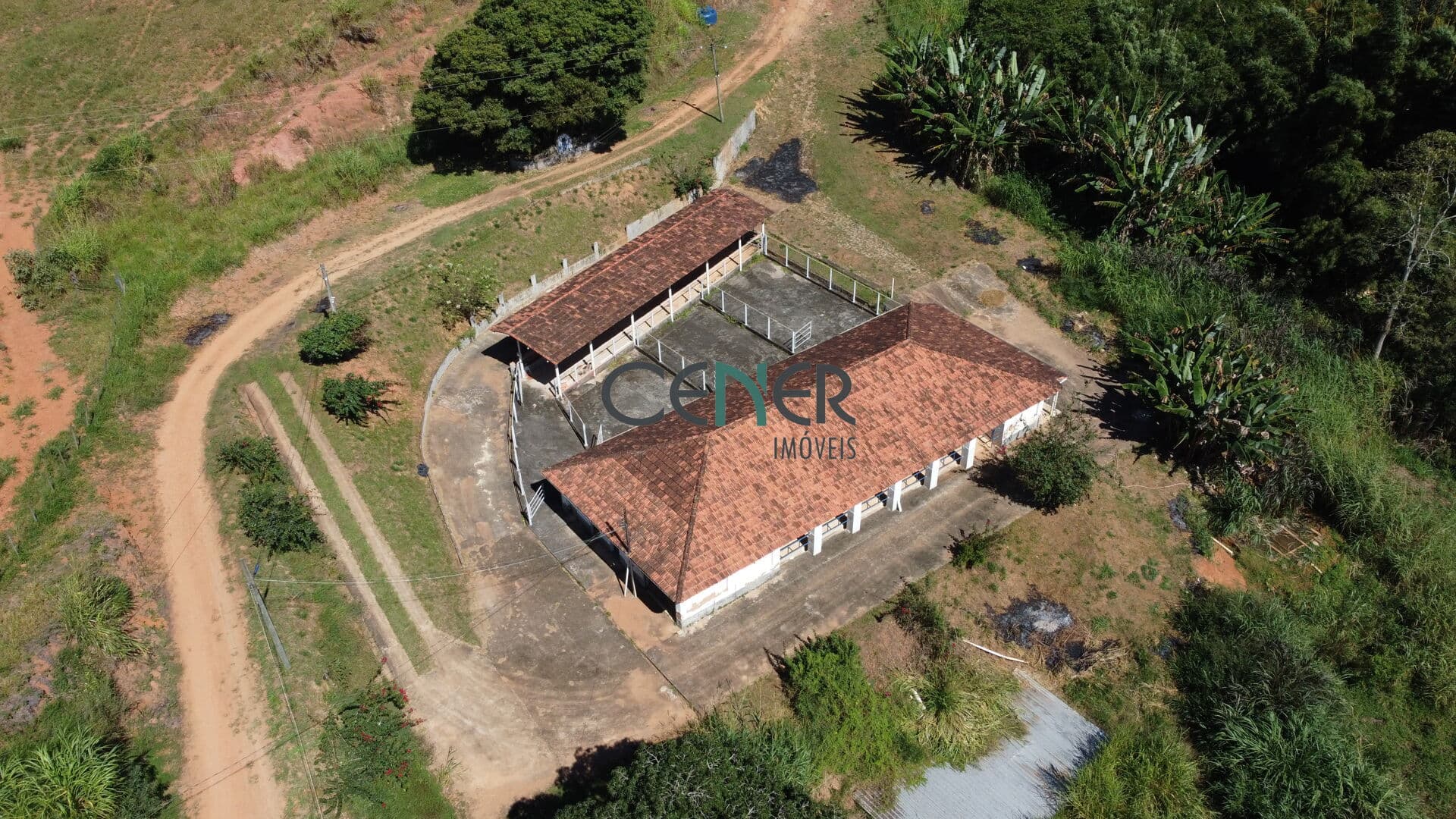 Excelente fazenda de 72,26 ha, bem montada e bem localizada
