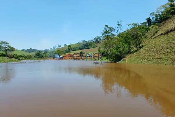 Fazendinha de 46 ha com imensa represa em constituição na frente da sede