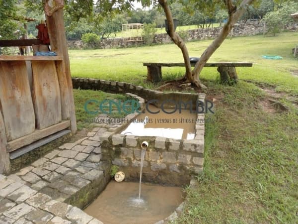 Belíssima Fazenda de 138 ha com Linda Sede antiga, muita Água e Ótima Localização