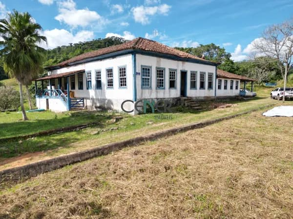 Fazenda de 186 ha com belo casarão secular.