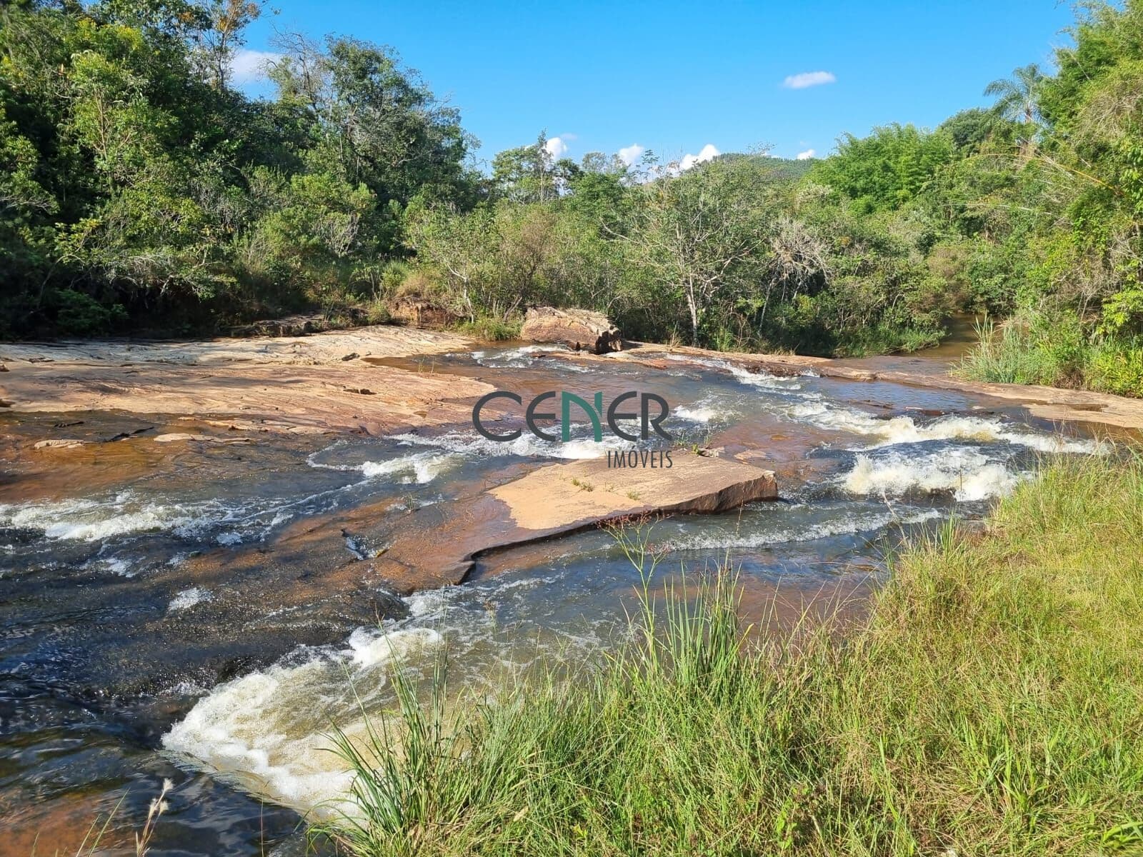 Terreno de 48 ha com lindo conjunto de cachoeiras