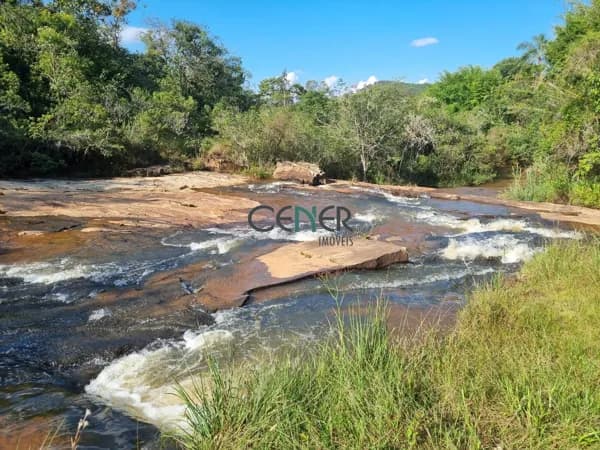 Terreno de 48 ha com lindo conjunto de cachoeiras