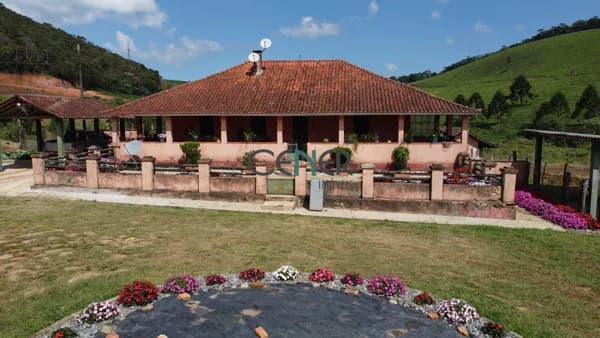 Fazenda de 214 ha com alta produção de leite de porteira fechada