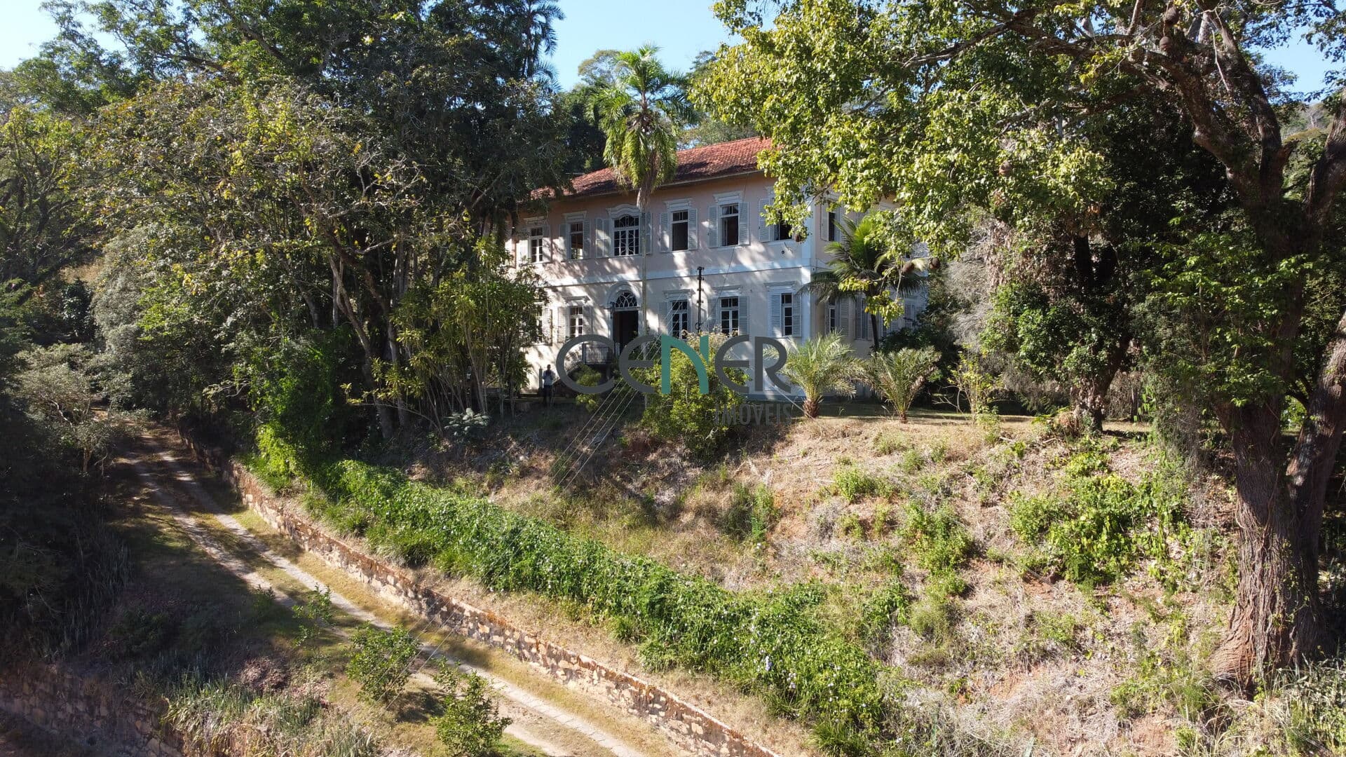 LINDA FAZENDA DE 380 HA COM ESPETACULAR SEDE CENTENÁRIA