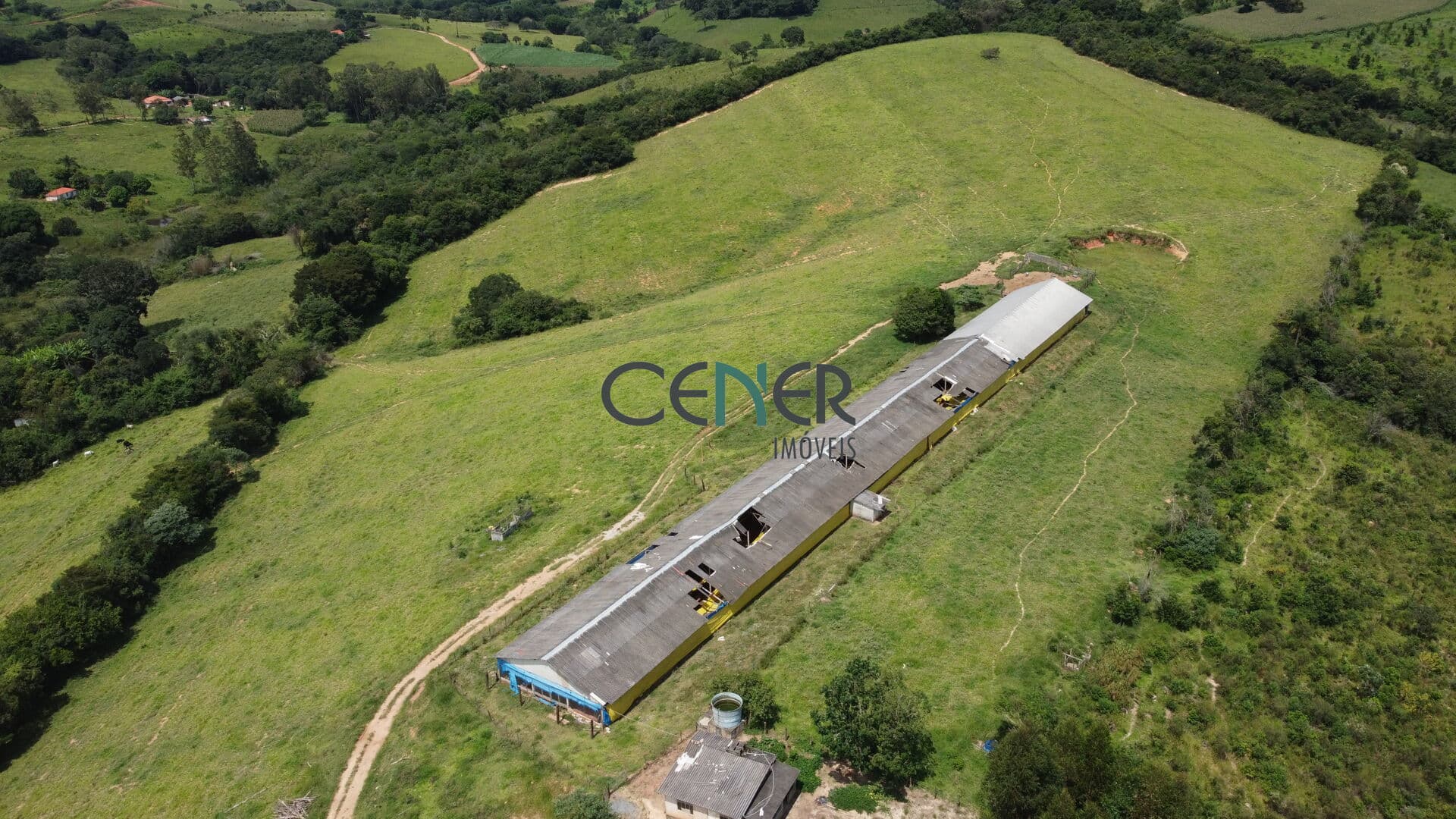 Linda fazendinha de 16,5 ha com lavouras e granja de frango
