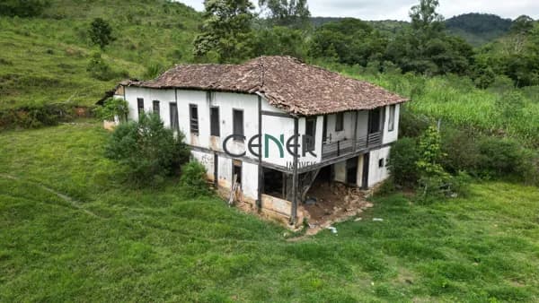 Bela fazenda com sede centenária de 75,5 ha em Cons Lafaiete MG
