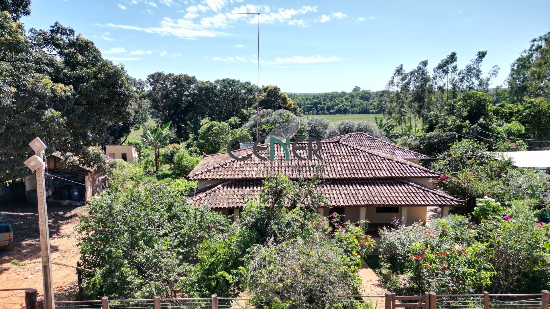 Fazenda com estrura de alta produção de leite com 819 ha na reg do Centro Oeste de Minas