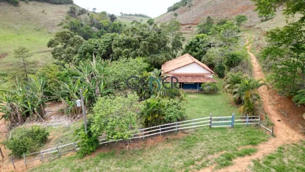 Fazenda pitoresca de 255 ha na reg Juiz de Fora