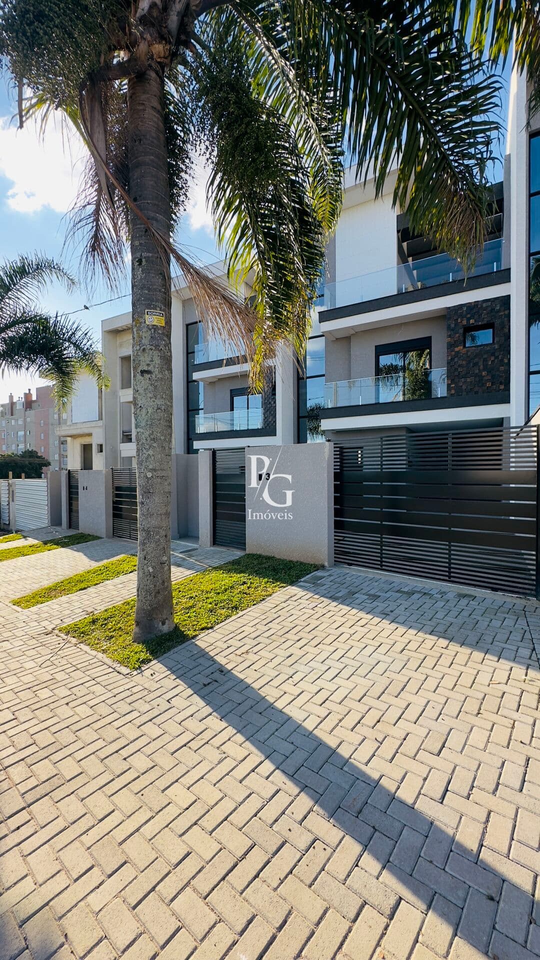 Sobrado com 155M² 3 Suítes e Terraço com vista livre e Infra p/ Jacuzzi no Centro de Pinhais/PR