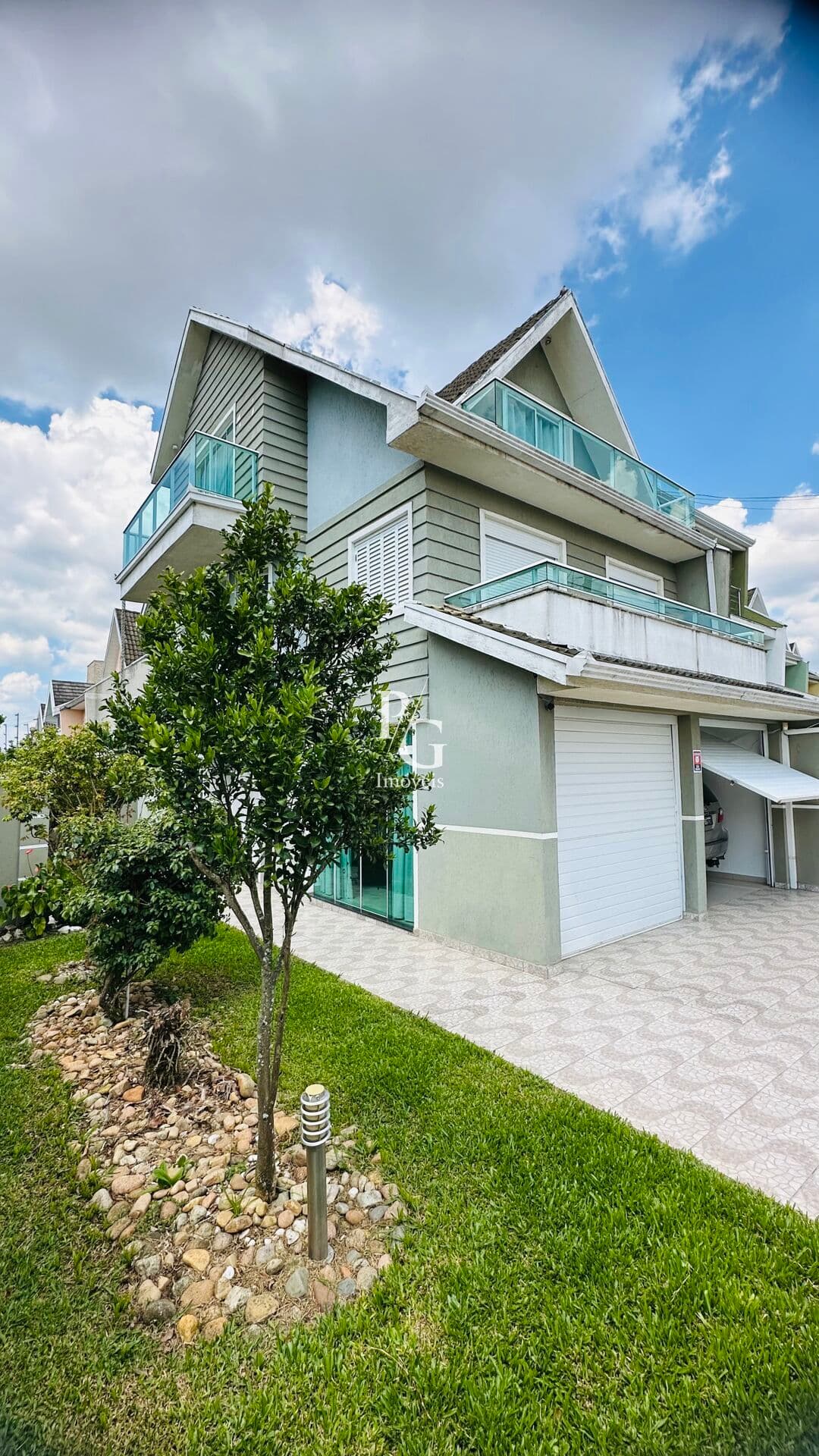 🏡 Sobrado 4 Quartos com 2 Suítes + Ático Amplo com lareira, suíte e Sacada – Atuba, Curitiba |