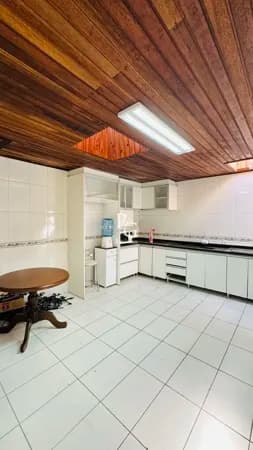 Sobrado com 130m² com 3 quartos sendo 2 suítes - Bairro Aviação _ São José dos Pinhais