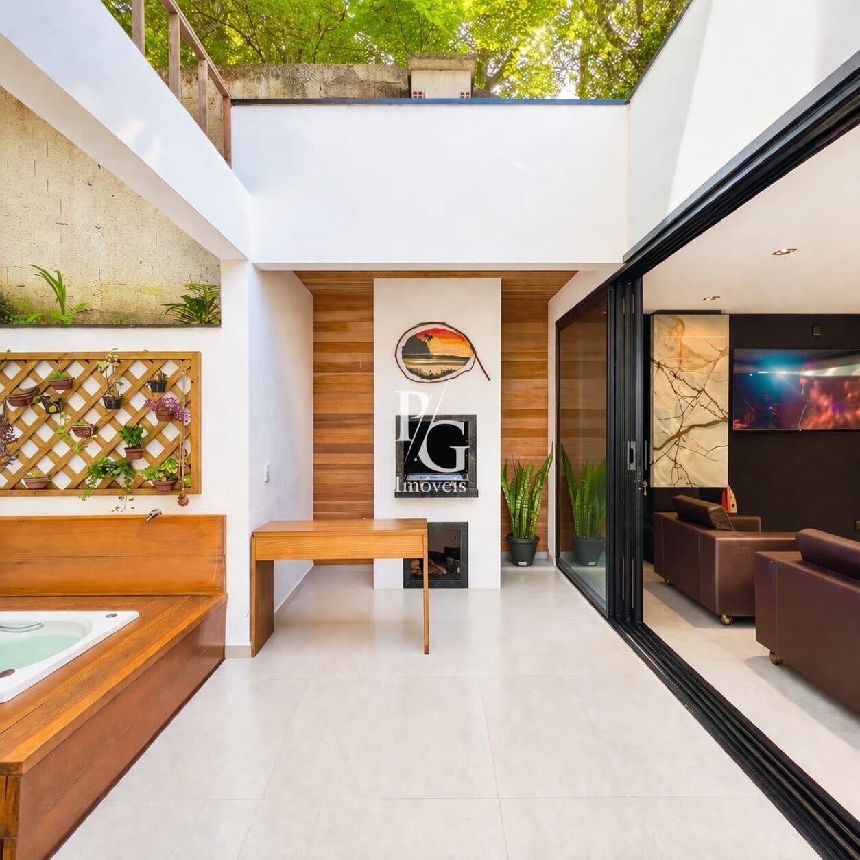 Casa de Alto Padrão 261,21m² com Elevador, Spa, 3 dormitórios, sendo 2 suítes no Barreirinha em Curitiba