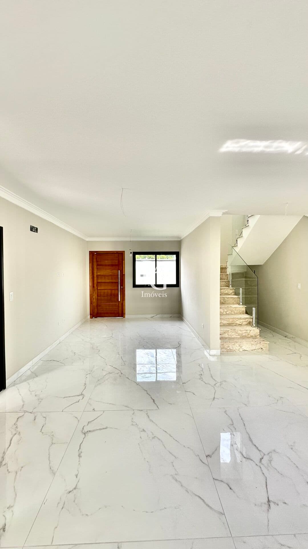 Sobrado em Pinhais com 128m - 3 Dorm. sendo 1 Suíte - Espaço gourmet com churrasqueira - Vaga de garagem coberta