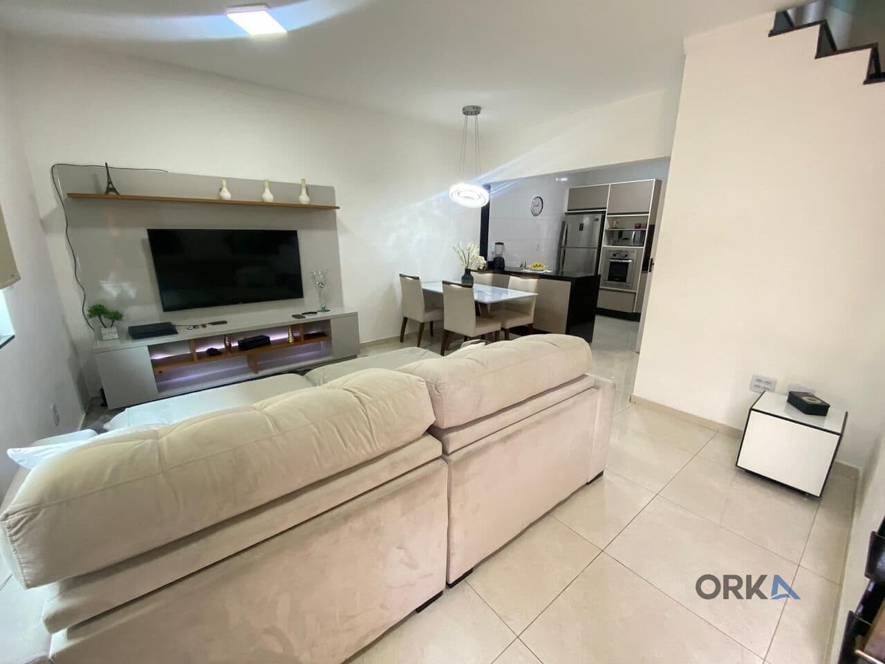 Sobrado em Condomínio com 170m² - 3 Dormitórios com 1 suíte e 2 Vagas de Garagem