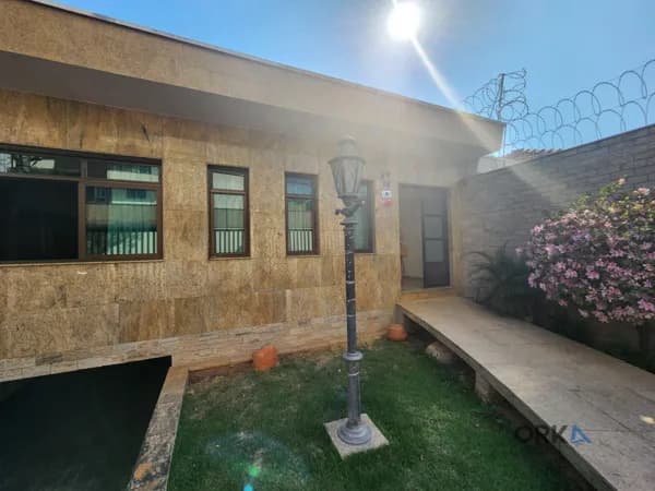 Casa Alto Padrão no centro de Guarulhos - com 340m² - 3 suítes, 2 salas e uma ampla área livre para lazer, espaço para 6 carros na garagem!!