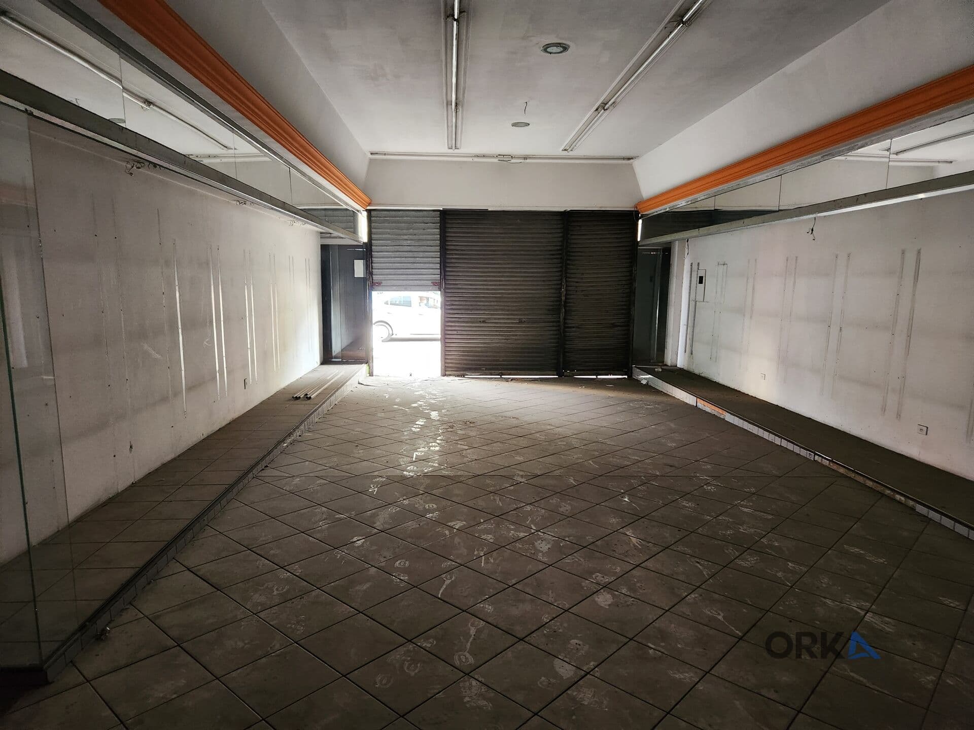 Loja 200m² e 2 Salas comerciais - Totalizando 400m² em Avenida de Forte Movimento
